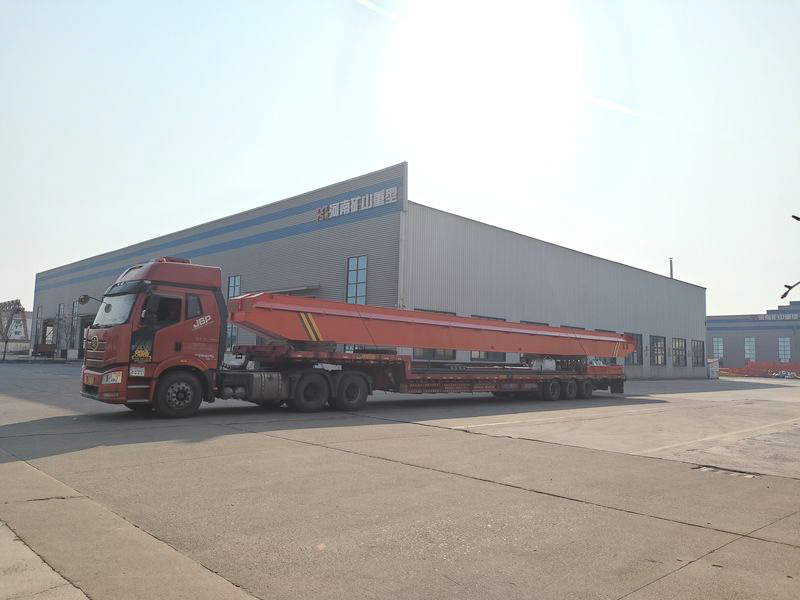 兩臺10噸跨度22.5米的電動單梁起重機，發(fā)往湖北黃岡